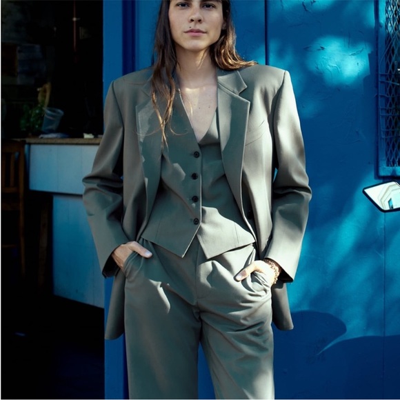 Zara Classic Fit Vest ZW
Collection size M - Picture 3 of 14